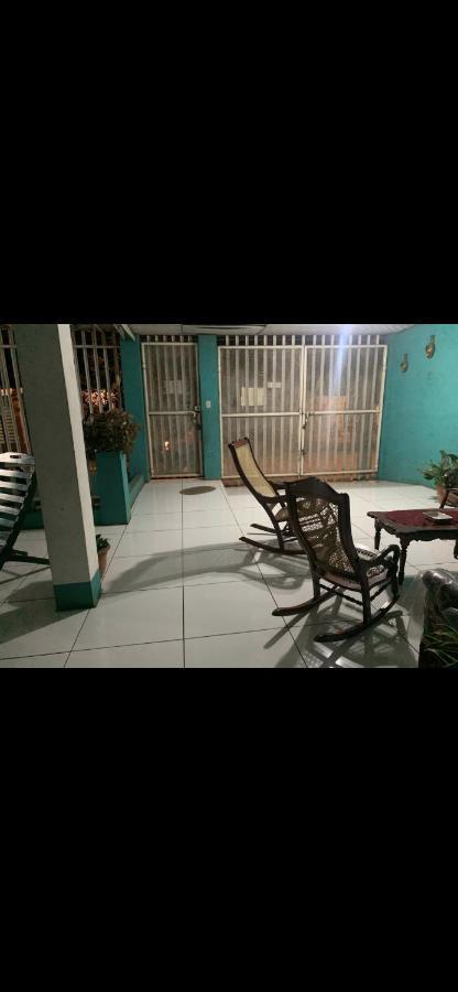 Casa Cisneros Bed & Breakfast Леон Екстер'єр фото